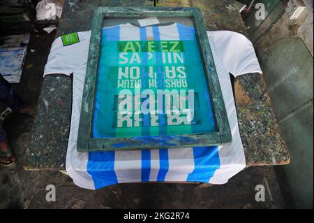 Non Exclusive: 20 Nov 2022 in Sylhet, Bangladesch: Ein bangladeschischer Druckdienstleister fertigt in seinem Geschäft in Zindabazar in Sylhet, B, ein Fußballtrikot Stockfoto