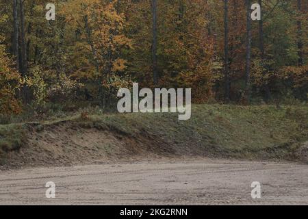 GREYWOLF Troopers, 1-12 Kavallerieregiment, 3. Panzerbrigade Combat Team, 1. Kavalleriedivision, führen einen Zug STX, 26. Oktober 2022. Trainingsveranstaltungen wie diese fördern die Einsatzbereitschaft in der gesamten Einheit und helfen den Soldaten, sich auf Situationen vorzubereiten, die sie auf dem Schlachtfeld treffen könnten. 1. Kavallerie-Division, 3. Panzerbrigade-Kampfteam, EINSATZ, GREYWOLF, Polen, stärker zusammen, Stockfoto