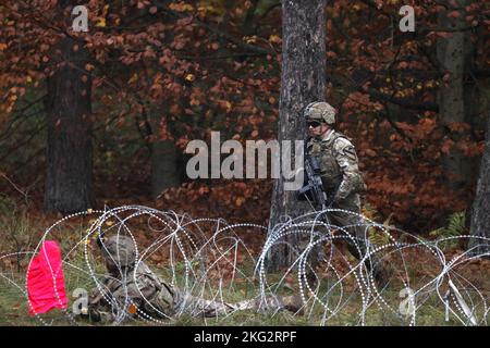 GREYWOLF Troopers, 1-12 Kavallerieregiment, 3. Panzerbrigade Combat Team, 1. Kavalleriedivision, führen einen Zug STX, 26. Oktober 2022. Trainingsveranstaltungen wie diese fördern die Einsatzbereitschaft in der gesamten Einheit und helfen den Soldaten, sich auf Situationen vorzubereiten, die sie auf dem Schlachtfeld treffen könnten. 1. Kavallerie-Division, 3. Panzerbrigade-Kampfteam, EINSATZ, GREYWOLF, Polen, stärker zusammen, Stockfoto
