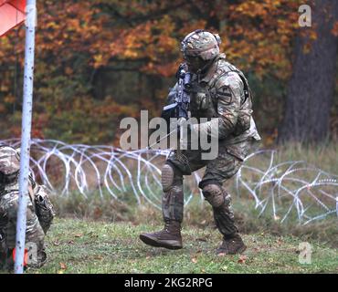GREYWOLF Troopers, 1-12 Kavallerieregiment, 3. Panzerbrigade Combat Team, 1. Kavalleriedivision, führen einen Zug STX, 26. Oktober 2022. Trainingsveranstaltungen wie diese fördern die Einsatzbereitschaft in der gesamten Einheit und helfen den Soldaten, sich auf Situationen vorzubereiten, die sie auf dem Schlachtfeld treffen könnten. 1. Kavallerie-Division, 3. Panzerbrigade-Kampfteam, EINSATZ, GREYWOLF, Polen, stärker zusammen, Stockfoto