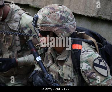 GREYWOLF Troopers, 1-12 Kavallerieregiment, 3. Panzerbrigade Combat Team, 1. Kavalleriedivision, führen einen Zug STX, 26. Oktober 2022. Trainingsveranstaltungen wie diese fördern die Einsatzbereitschaft in der gesamten Einheit und helfen den Soldaten, sich auf Situationen vorzubereiten, die sie auf dem Schlachtfeld treffen könnten. 1. Kavallerie-Division, 3. Panzerbrigade-Kampfteam, EINSATZ, GREYWOLF, Polen, stärker zusammen, Stockfoto
