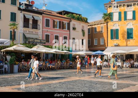 Sirmione Stadt Italien, Blick im Sommer auf die Piazza Carducci in der malerischen Gardasee Ferienort Sirmione, Lombardei, Italien Stockfoto
