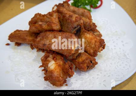 Ein köstliches chinesisches Gericht, gebratene Schweinerippchen mit Knoblauch Stockfoto