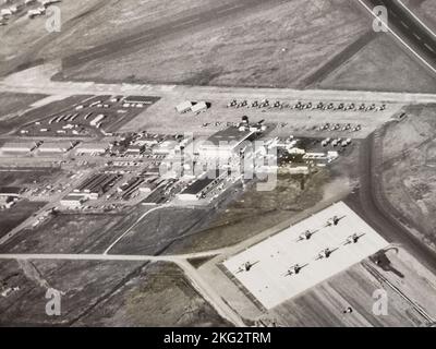 Luftaufnahme des Luftwaffenstützpunkts Portland (AFB), Oregon Air Defense Command (ADC) Apron, Heimat der 337. Fighter Group (Air Defense), um 1962. Anwesend sind etwa 20 F-102A Delta Dagger-Jagdflugzeuge und vielleicht fünf T-33-Jet-Trainer. Auf der linken Seite des Vorfeldes befinden sich zwei Einflugzeug-Warnunterstände, die wahrscheinlich von Alarm F-102s belegt sind. Unten rechts befindet sich die Reserve/CONAC-Schürze, die im Bau ist, wobei sechs der Luftwaffenreserve C-119 Flying Boxcar-Transporte auf dem fertigen Teil geparkt sind – andere C-119s sind oben links an der westlichen Ecke zu sehen Stockfoto