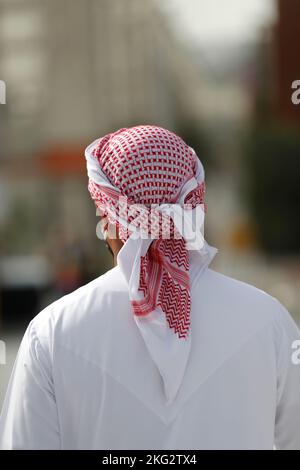 Mann in traditioneller emiratischer Kleidung. Rote Keffieh. Vereinigte Arabische Emirate. Stockfoto