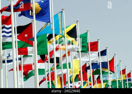 Flaggen der verschiedenen Länder, die auf der Dubai Expo 2020 vertreten sind. Vereinigte Arabische Emirate. Stockfoto