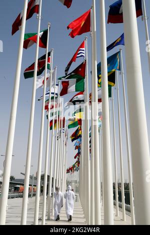Flaggen der verschiedenen Länder, die auf der Dubai Expo 2020 vertreten sind. Vereinigte Arabische Emirate. Stockfoto