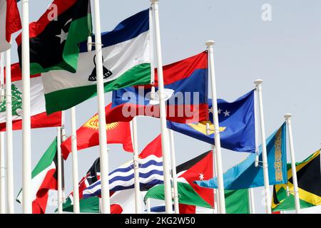 Flaggen der verschiedenen Länder, die auf der Dubai Expo 2020 vertreten sind. Vereinigte Arabische Emirate. Stockfoto