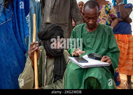 Mitarbeiter der Kossam-Viehzüchtergenossenschaft, die monatliche Zahlungen im nördlichen Senegal berechnet Stockfoto