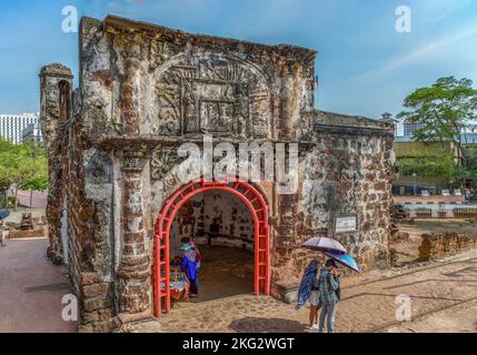 Malacca City, Malaysia - 28. 2018. Februar: Touristen am Tor Porta de Santiago, das Teil der A Famosa (der berühmten) portugiesischen Festung ist Stockfoto