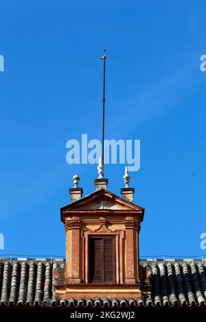 Ein Blitzableiter an einem Fenster. Blitzschutz. Spanien. Stockfoto