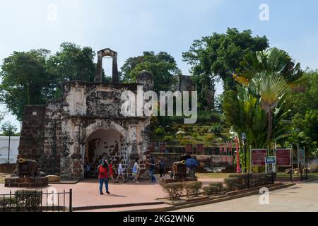 Malacca City, Malaysia - 28. 2018. Februar: Touristen am Tor Porta de Santiago, das Teil der A Famosa (der berühmten) portugiesischen Festung ist Stockfoto