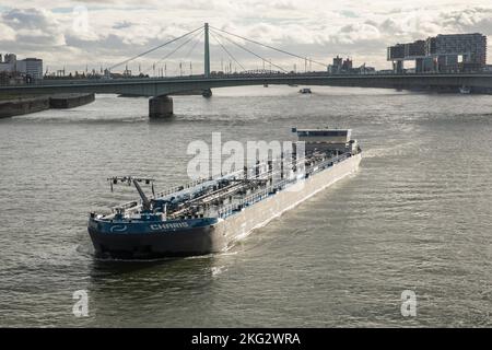 Tankschiff auf dem Rhein, Köln, Deutschland. Tankschiff auf dem Rhein, Köln, Deutschland. Stockfoto