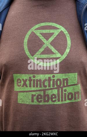 Mann in Paris, Frankreich, trägt ein T-Shirt von Extinvtion Rebellion Stockfoto