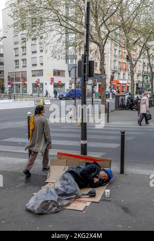 Obdachloser, der auf einem Bürgersteig in Paris, Frankreich, schläft Stockfoto