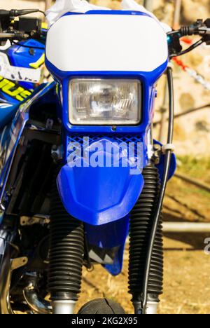 Blauer Motorradscheinwerfer vorne in der Nahaufnahme Stockfoto