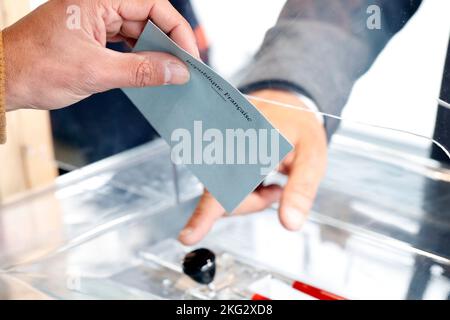 Wahl. Abfragestand. Der Mann hat seine Stimme abgegeben, als er für die Wahlen stimmt. Frankreich. Stockfoto