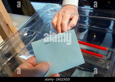 Wahl. Abfragestand. Der Mann hat seine Stimme abgegeben, als er für die Wahlen stimmt. Frankreich. Stockfoto