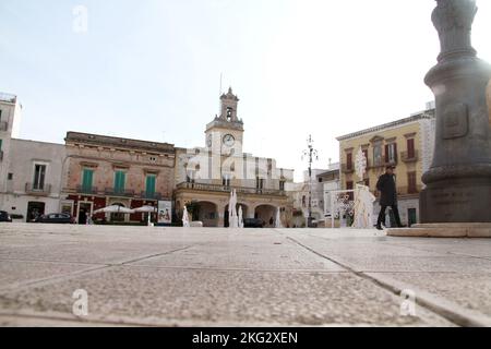 Fasano, Italien. Piazza Ciaia mit dem Uhrenturm und dem Gaito-Palast. Beleuchtete Dekorationen zum Valentinstag. Stockfoto