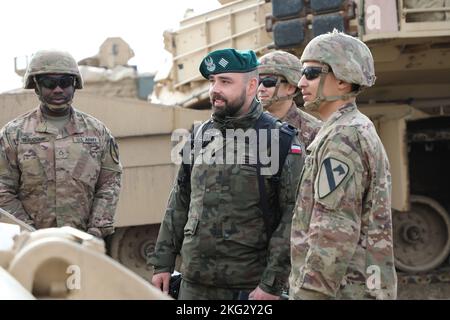 GRAYWOLF Troopers, die der Bravo Company, 1. Bataillon, 12. Kavallerieregiment, 3. Kampfteam der Panzerbrigade, 1. Kavalleriedivision zugeordnet sind, zeigen polnische Soldaten der Warschauer Brigade 1., den Hauptkampfpanzer Abrams M1A2 SepV3. Diese Demonstration war Teil des Abrams Tank Summit und war das erste Mal, dass diese polnischen Soldaten die Gelegenheit hatten, die SepV3 zu sehen. Stockfoto