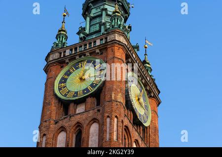 Uhren auf dem Rathausturm und der Aussichtsterrasse oben in der Stadt Danzig in Polen. Gebäude im gotischen und Renaissance-Stil aus dem Jahr 14. Stockfoto
