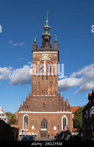 St. Katharina Kirche in der Stadt Danzig in Polen. Gotische Backsteinkirche aus dem 13.. Jahrhundert mit massivem 76-Meter-Turm mit barockem Stockfoto