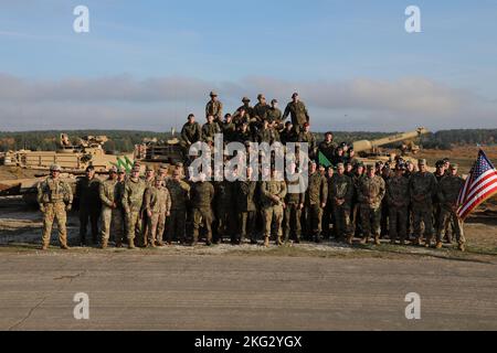 GRAYWOLF Troopers, die der Bravo Company, 1. Bataillon, 12. Kavallerieregiment, 3. Kampfteam der Panzerbrigade, 1. Kavalleriedivision zugeordnet sind, zeigen polnische Soldaten der Warschauer Brigade 1., den Hauptkampfpanzer Abrams M1A2 SepV3. Diese Demonstration war Teil des Abrams Tank Summit und war das erste Mal, dass diese polnischen Soldaten die Gelegenheit hatten, die SepV3 zu sehen. Stockfoto