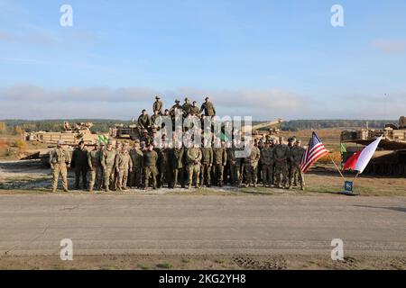 GRAYWOLF Troopers, die der Bravo Company, 1. Bataillon, 12. Kavallerieregiment, 3. Kampfteam der Panzerbrigade, 1. Kavalleriedivision zugeordnet sind, zeigen polnische Soldaten der Warschauer Brigade 1., den Hauptkampfpanzer Abrams M1A2 SepV3. Diese Demonstration war Teil des Abrams Tank Summit und war das erste Mal, dass diese polnischen Soldaten die Gelegenheit hatten, die SepV3 zu sehen. Stockfoto