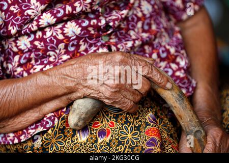 Nahaufnahme der Hände einer älteren Frau im Alter von 80 Jahren. Alte kambodschanische Frau zu Hause. Nahaufnahme der Hände. Phnom Penh. Kambodscha. Stockfoto