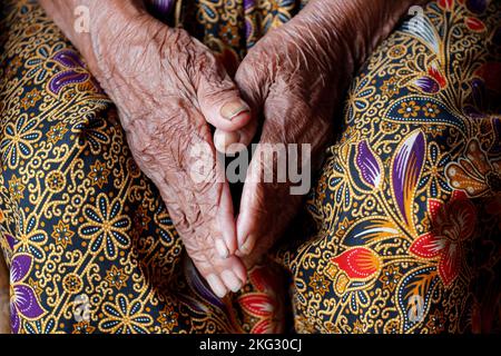 Nahaufnahme der Hände einer älteren Frau im Alter von 80 Jahren. Alte kambodschanische Frau zu Hause. Nahaufnahme der Hände. Phnom Penh. Kambodscha. Stockfoto