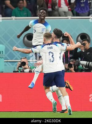 Die Engländerin Bukayo Saka (links) feiert das zweite Tor ihres Spielers während des Spiels der FIFA-Weltmeisterschaft der Gruppe B im Khalifa International Stadium in Doha, Katar. Bilddatum: Montag, 21. November 2022. Stockfoto