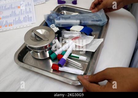 Calmette Krankenhaus. Krankenschwester, die eine Blutprobe von einem kleinen Jungen entnommen hat. Phnom Penh. Kambodscha. Stockfoto