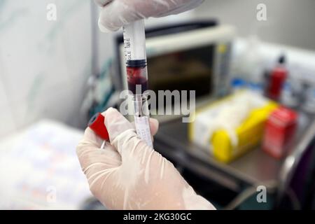 Calmette Krankenhaus. Krankenschwester, die eine Blutprobe von einem kleinen Jungen entnommen hat. Phnom Penh. Kambodscha. Stockfoto