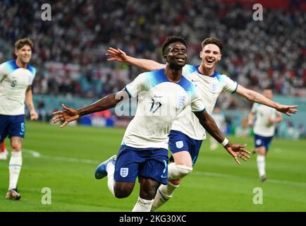 Die Engländerin Bukayo Saka (links) feiert das zweite Tor ihres Spielers während des Spiels der FIFA-Weltmeisterschaft der Gruppe B im Khalifa International Stadium, Doha. Bilddatum: Montag, 21. November 2022. Stockfoto