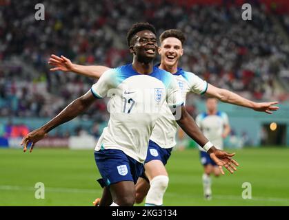 Die Engländerin Bukayo Saka (links) feiert das zweite Tor ihres Spielers während des Spiels der FIFA-Weltmeisterschaft der Gruppe B im Khalifa International Stadium, Doha. Bilddatum: Montag, 21. November 2022. Stockfoto