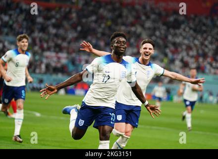 Die Engländerin Bukayo Saka (links) feiert das zweite Tor ihres Spielers während des Spiels der FIFA-Weltmeisterschaft der Gruppe B im Khalifa International Stadium, Doha. Bilddatum: Montag, 21. November 2022. Stockfoto