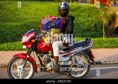 Motorradtaxi in Kigali, Ruanda Stockfoto