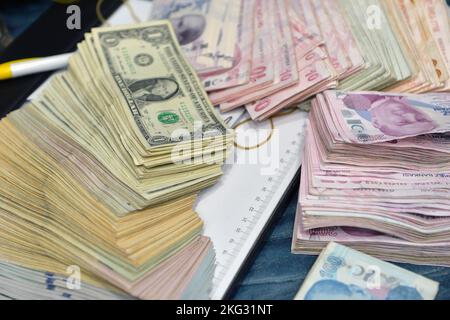 Türkische Lira und amerikanische Dollar. Finanzkrise, Abwertung und Wechselkurse waren das Thema Banknoten Stockfoto