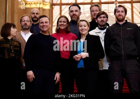 Berlin, Deutschland. 21.. November 2022. Franziska Giffey (SPD, 2. v.l.), Regierende Bürgermeisterin von Berlin, und Berlins Spitzenkoch Tim raue (4. v.l.) stellen sich nach einem Treffen auf den Stufen des Roten Rathauses mit den Preisträgern der „World's 50 Best Restaurants“ des Fachmagazins „Restaurant Magazine“ zusammen. Quelle: Carsten Koall/dpa/Alamy Live News Stockfoto