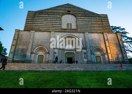 Todi, Italien - 31. Oktober 2022: Fassade der Kirche San Fortunato, Todi, Perugia, Italien Stockfoto