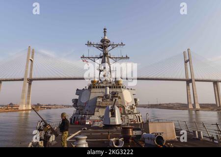 221026-N-RT917-1006 SUEZKANAL (OKT 26, 2022) der Raketenjäger USS the Sullivans (DDG 68) durchreist den Suezkanal, 26. Oktober. Die Sullivans werden im Einsatzgebiet der US-Flotte für 5. eingesetzt, um die Sicherheit und Stabilität der Seefahrt im Nahen Osten zu gewährleisten. Stockfoto