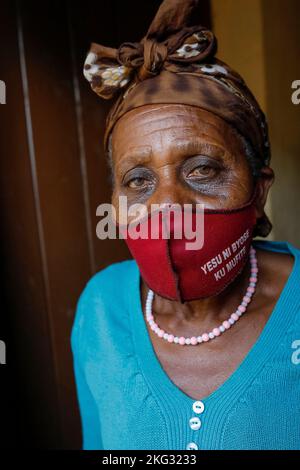 Ältere Frau mit Gesichtsmaske in einem Dorf in der Nähe von Gicumbi, nördliche Provinz, Ruanda Stockfoto