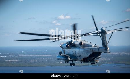 Ein CH-53E Super Hengst, der der Heavy Marine Helicopter Training Unit 302, Marine Corps Station New River, North Carolina, zugewiesen wurde, fliegt über Orlando, Florida, 26. Oktober 2022. Die Mission von HMHT-302 ist es, für alle CH-53E Super Stallion Marine Corps Piloten und die Luftbesatzung ein kampffähiges Hubschrauberflugtraining durchzuführen. (USA Air Force Airman 1.-Klasse Lauren Cobin) Stockfoto