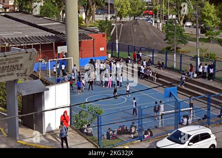 TERESOPOLIS, RIO DE JANEIRO, BRASILIEN - 25. Oktober 2022: Schüler in der Pause auf dem Schulhof Stockfoto