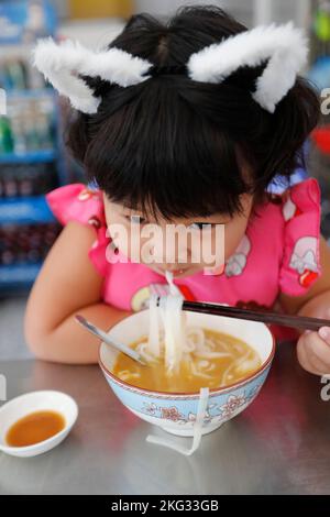 Mädchen essen traditionelle Vietnam Pho Bo Rind Nudelsuppe im Restaurant. Tan Chau. Vietnam. Stockfoto