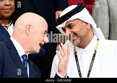 Doha, Katar. 21.. November 2022. FIFA-Präsident Gianni Infantino und der Premierminister von Katar, Scheich Khalid bin Khalifa bin Abdul Aziz Al Thani, in den Tribünen vor dem FIFA-Fußballspiel der Gruppe B in Katar zwischen England und dem Iran am 21. November 2022 im Khalifa International Stadium.Foto: Jonas Ekströmer/TT/Code 10030 Quelle: TT News Agency/Alamy Live News Stockfoto