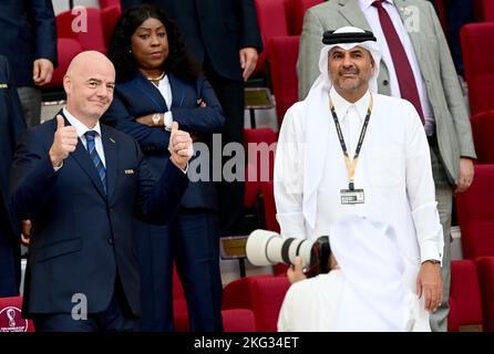 FIFA-Präsident Gianni Infantino und der katarische Premierminister Sheikh Khalid bin Khalifa bin Abdul Aziz Al Thani in den Tribünen vor der FIFA-Weltmeisterschaft Gro Stockfoto