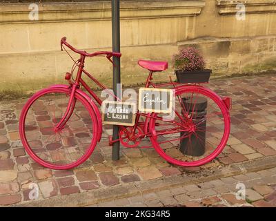 Rotes Fahrrad in Frankreich Stockfoto