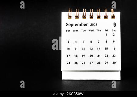 September 2023 Monatlicher Tischkalender für 2023 Jahr auf schwarzem Hintergrund. Stockfoto