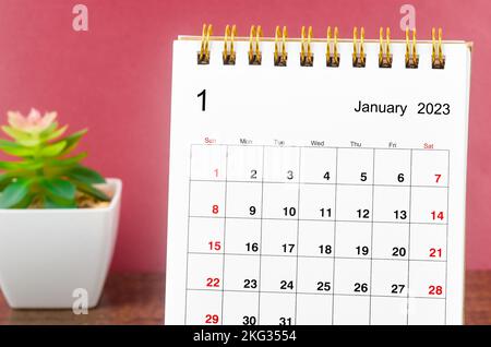 Januar 2023 Monatlicher Tischkalender auf Holztisch. Stockfoto